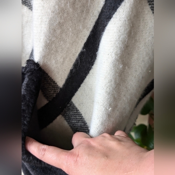 Marcus Adler Black & Cream Plaid Poncho Wrap Faux Fur OS - Picture 3 of 11